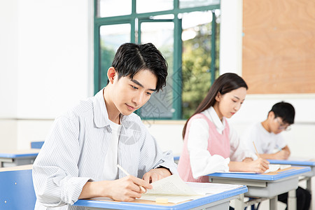 青年男女考研考试图片