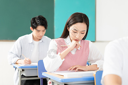 青年男女考研考试图片