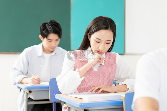 青年男女考研考试图片