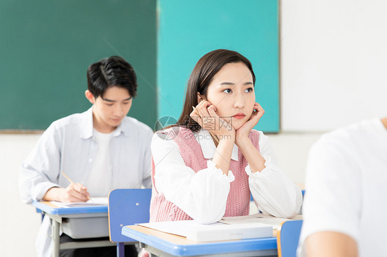 青年男女考研考试图片