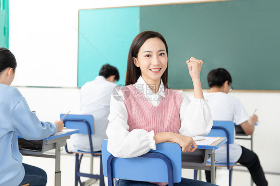 青年女性考研考试图片