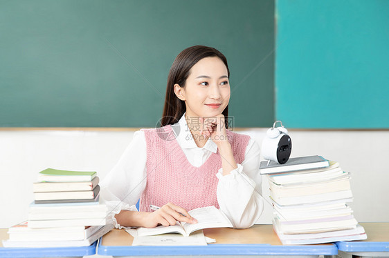 青年女性考研学习图片