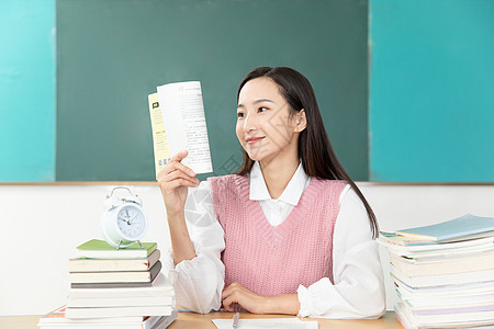 青年女性考研学习图片