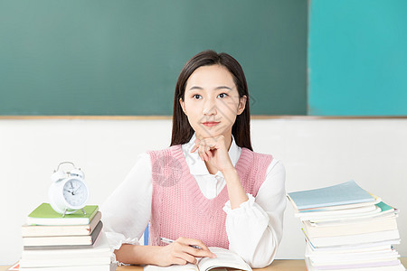 书桌学习青年女性考研学习背景