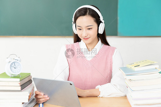 青年女性考研外语听力学习图片