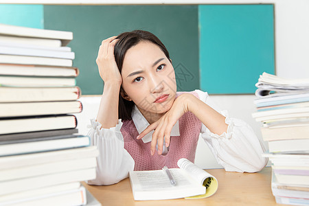 青年女性考研学习图片