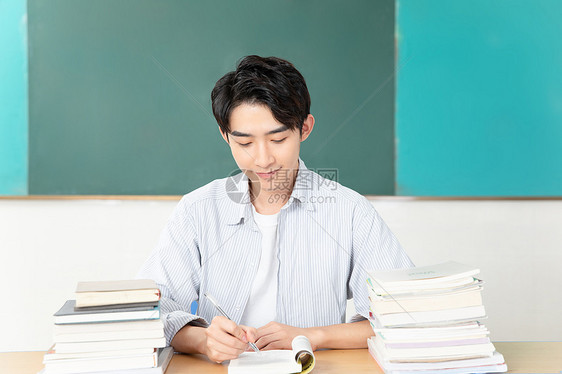 青年男性考试学习图片