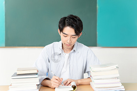 青年男性考试学习图片