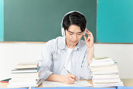 耳机书本素材青年男性考研学习背景