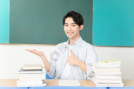 青年男性考试学习图片