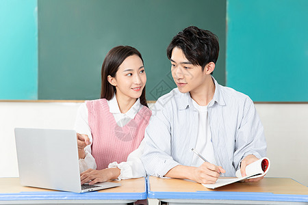 青年男女认真复习考研图片