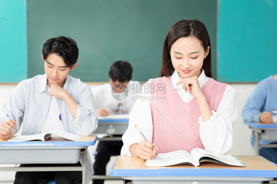 青年男女认真学习考研图片