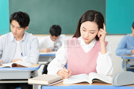 青年男女认真学习考研图片