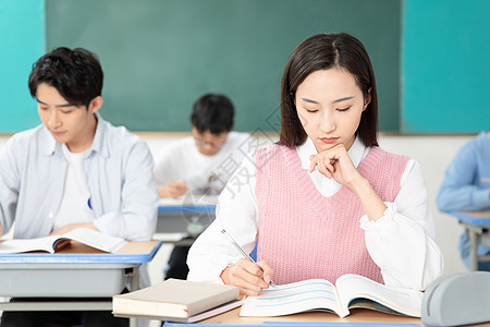 青年男女认真学习考研图片