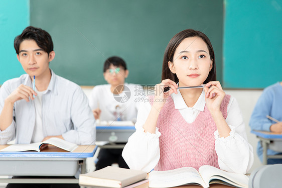 青年男女认真学习考研图片