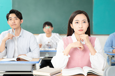 青年男女认真学习考研图片