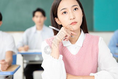 青年男女认真学习考研图片