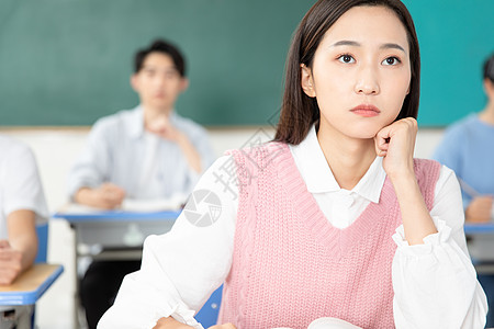 青年男女认真学习考研图片