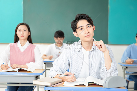 青年男女认真学习考研图片