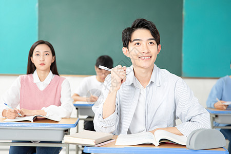 青年男女认真学习考研图片