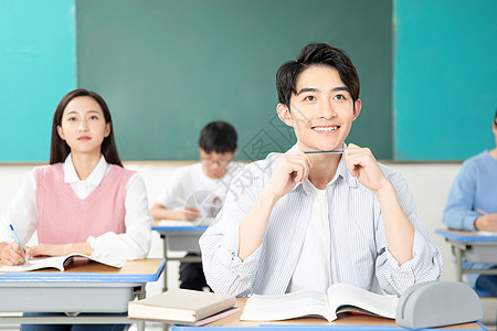 青年男女认真学习考研图片