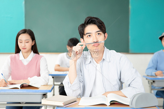 青年男女认真学习考研图片