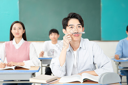 青年男女认真学习考研图片