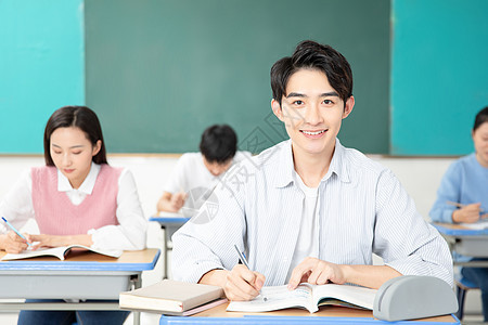 青年男女认真学习考研图片