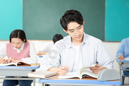 青年男女认真学习考研图片