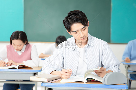 青年男女认真学习考研图片