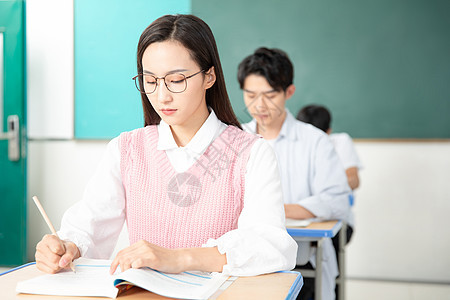 青年男女认真复习考研图片