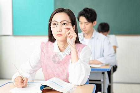 青年男女认真复习考研图片