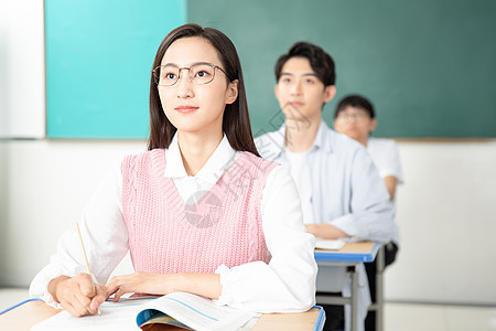 青年男女认真复习考研图片