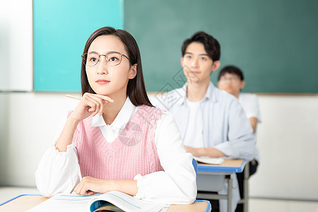 青年男女认真复习考研图片