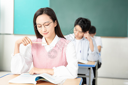 青年男女认真复习考研图片