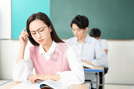 戴眼镜模特青年男女认真复习考研背景