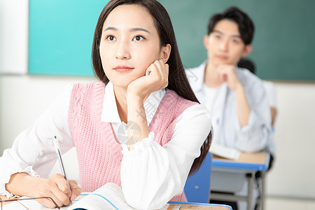 青年男女认真学习考研图片