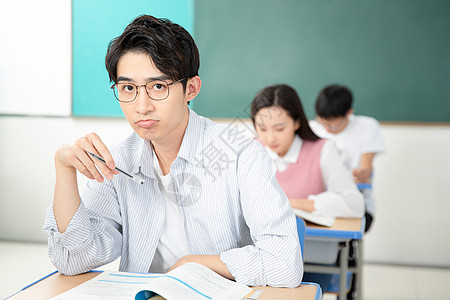 青年男女复习考研图片