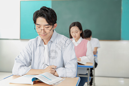 大学课堂青年男女复习考研背景