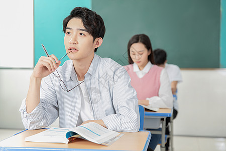 大学课堂青年男女复习考研背景