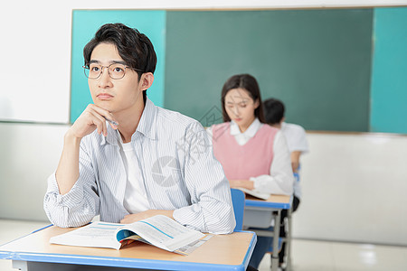 大学课堂青年男女复习考研背景