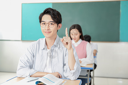 青年男女学习考研图片