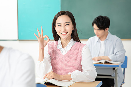 青年男女学习考研图片