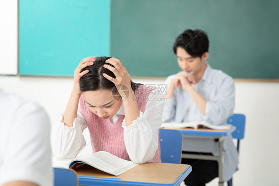 青年男女学习考研图片