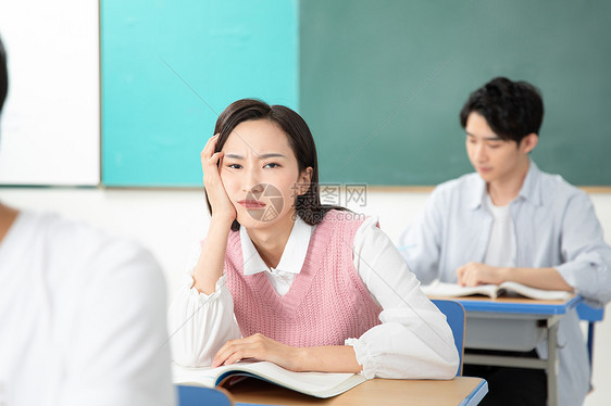 青年男女学习考研图片