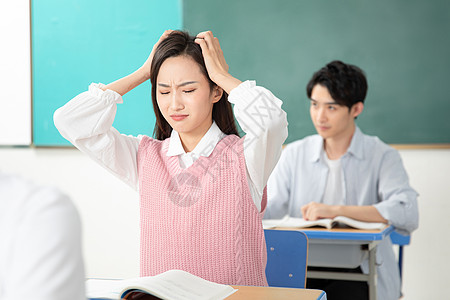 青年男女学习考研图片