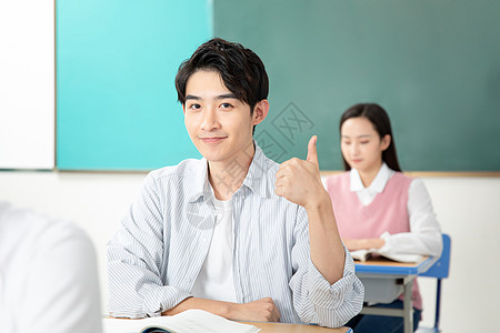 青年男女学习考研图片