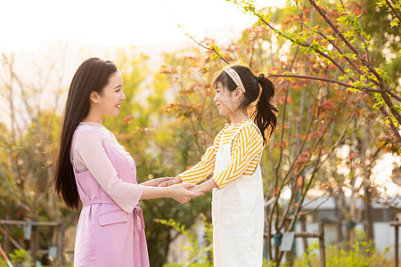 亲密母女郊游背景图片