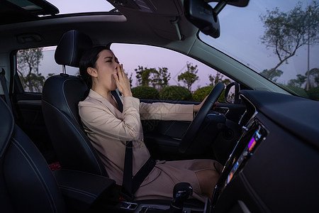 女性司机疲劳驾驶图片