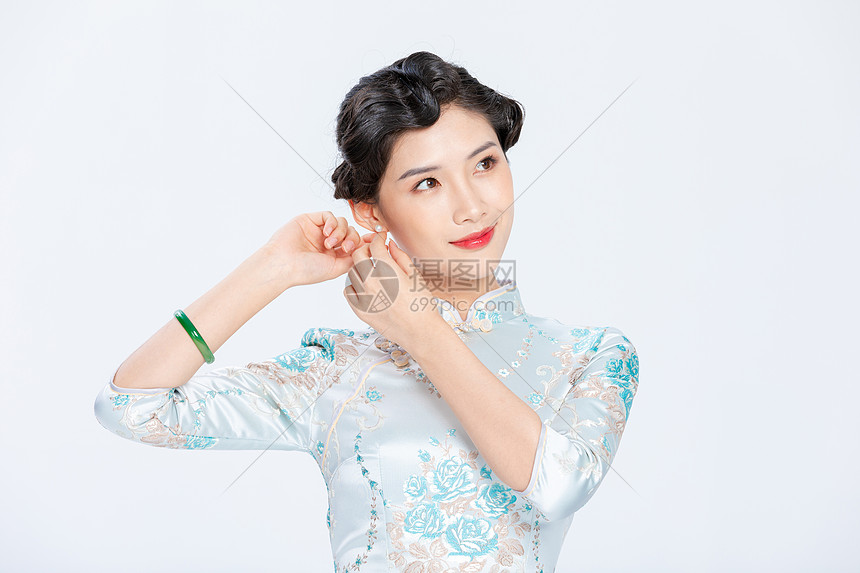 旗袍优雅女性戴耳环图片